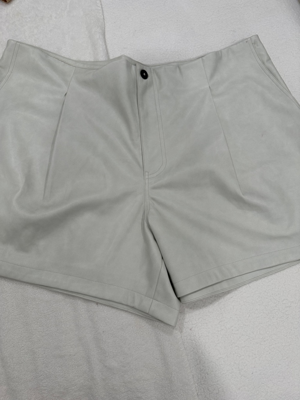 White Women's High-Rise Tailored Shorts faux leather size 2X